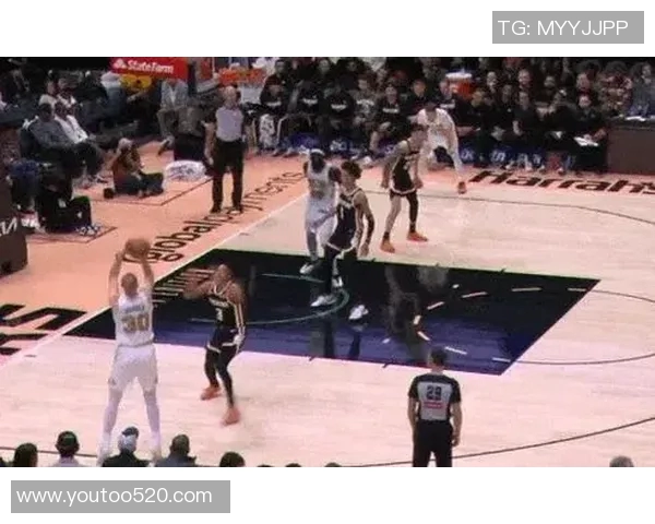 塔图姆赛场细节引发热议 镜头捕捉小动作成为焦点讨论